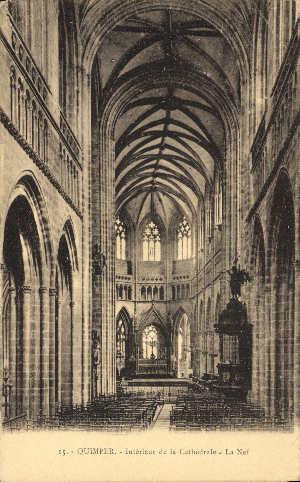 CPA Quimper Interieur de la Cathedrale la nef