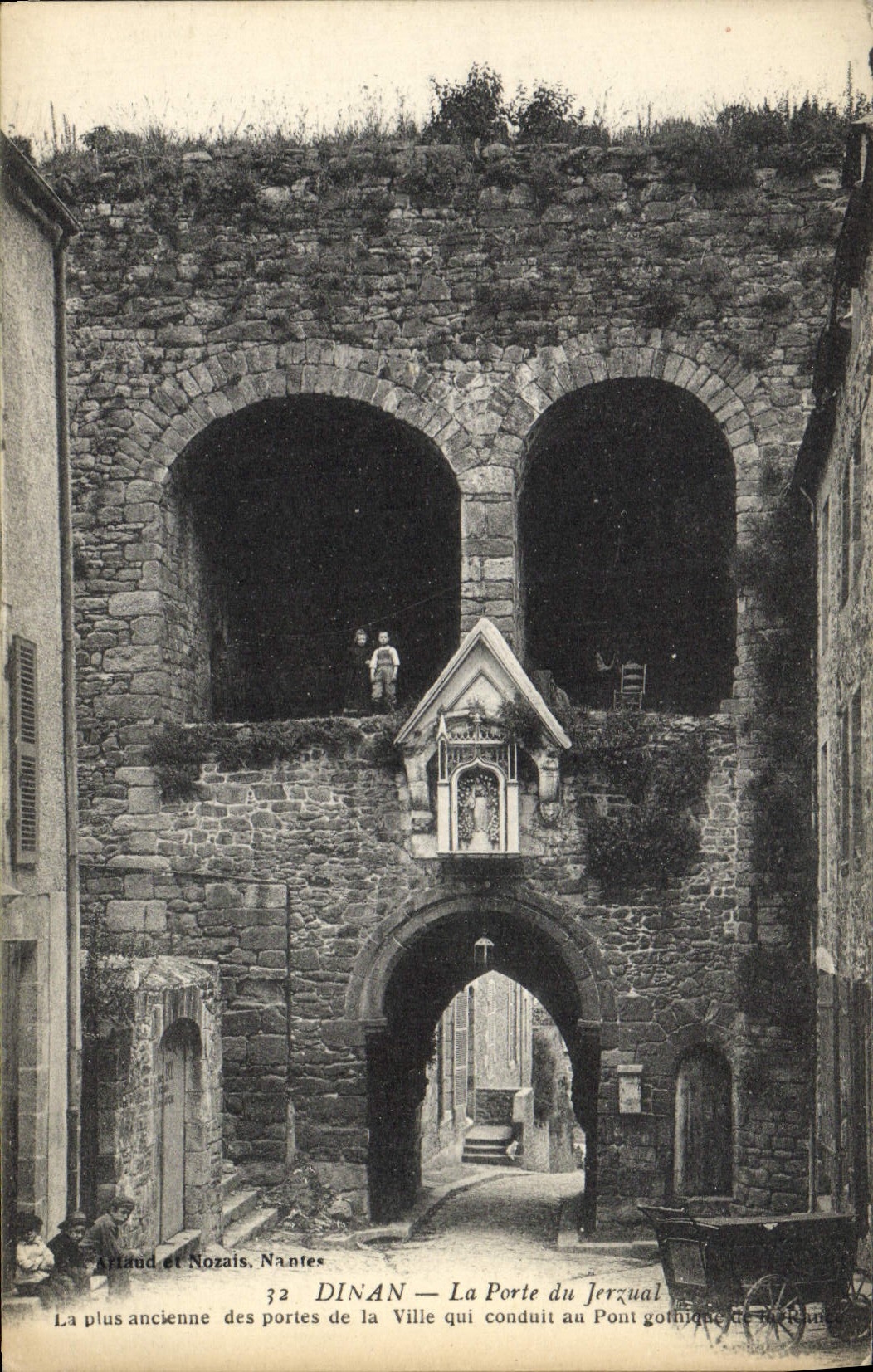 Dinan — La Porte du Jerzual — La plus ancienne des portes de la Ville qui conduit au Pont gothique