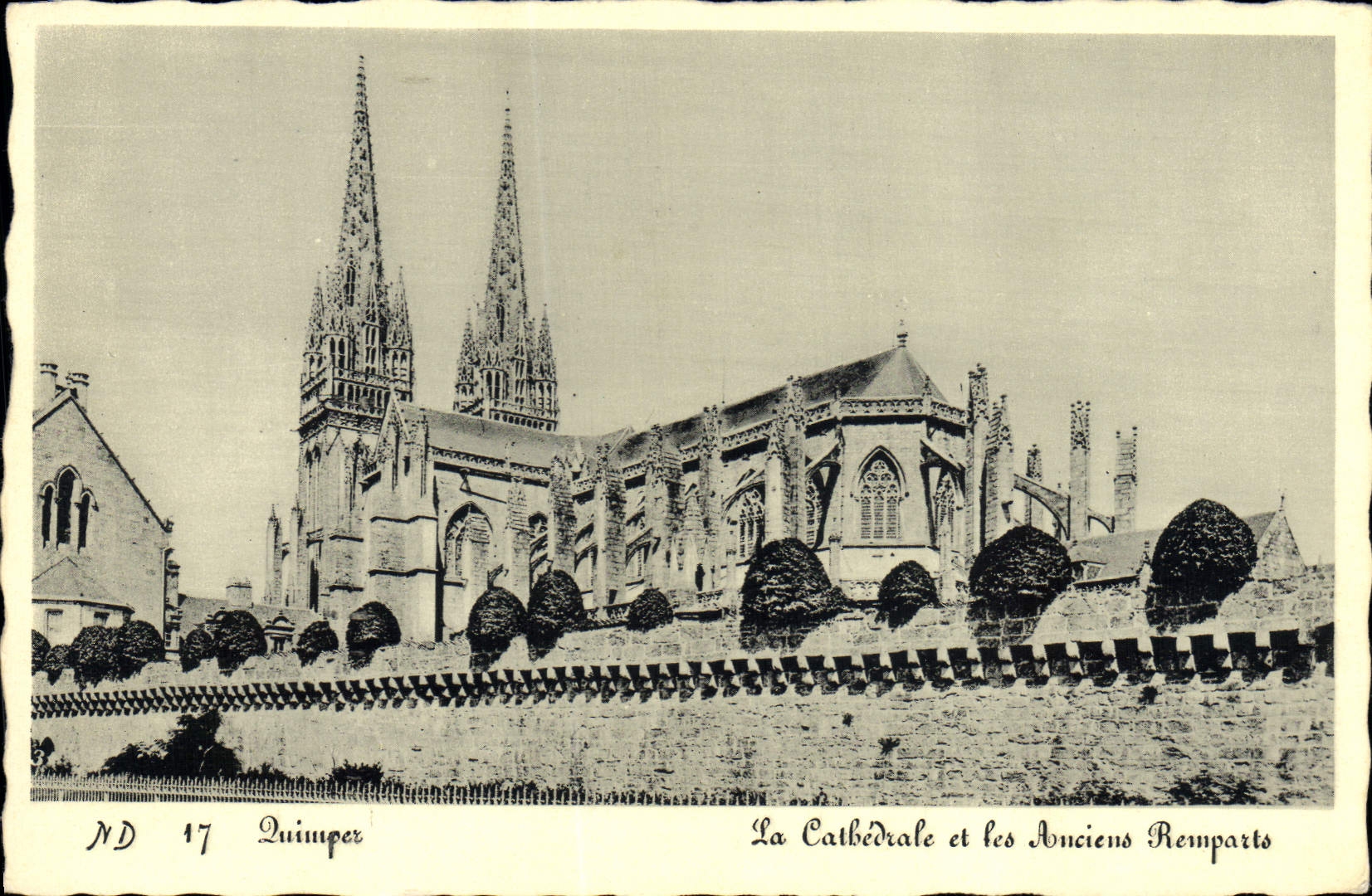 CPA Quimper La Cathedrale et les Anciens remparts