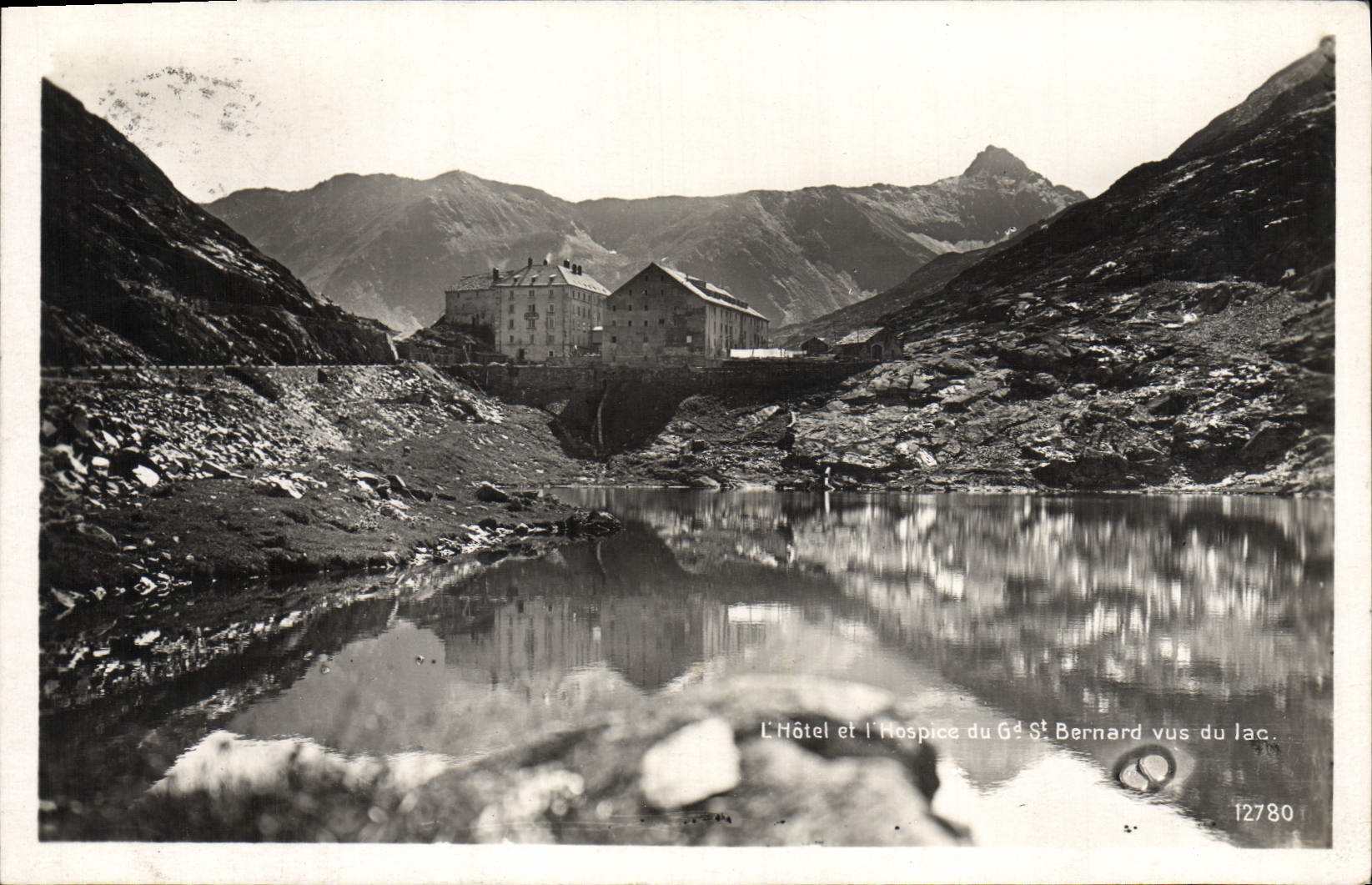 CPA L'hotel et l'hospice du Grand St Bernard vus du lac 