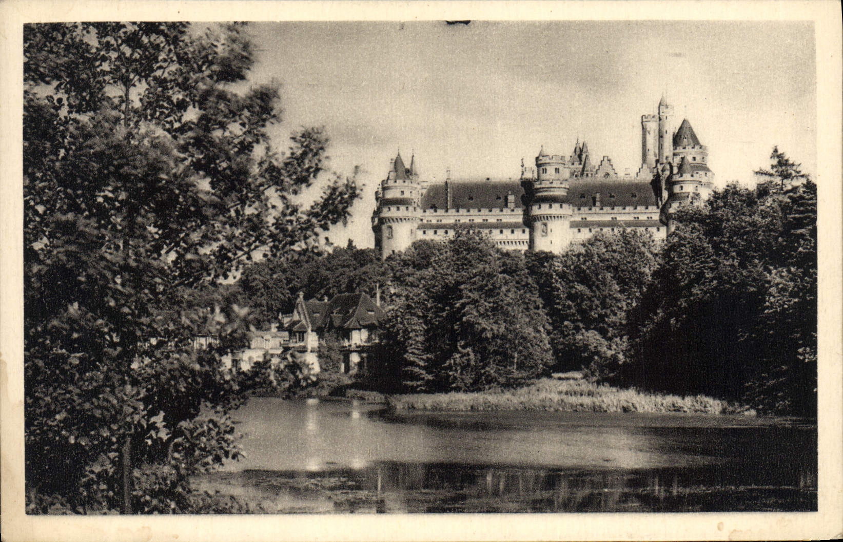 Château de Pierrefonds — Oise — Service Commercial Palais, Avenue Alexandre-III, Paris