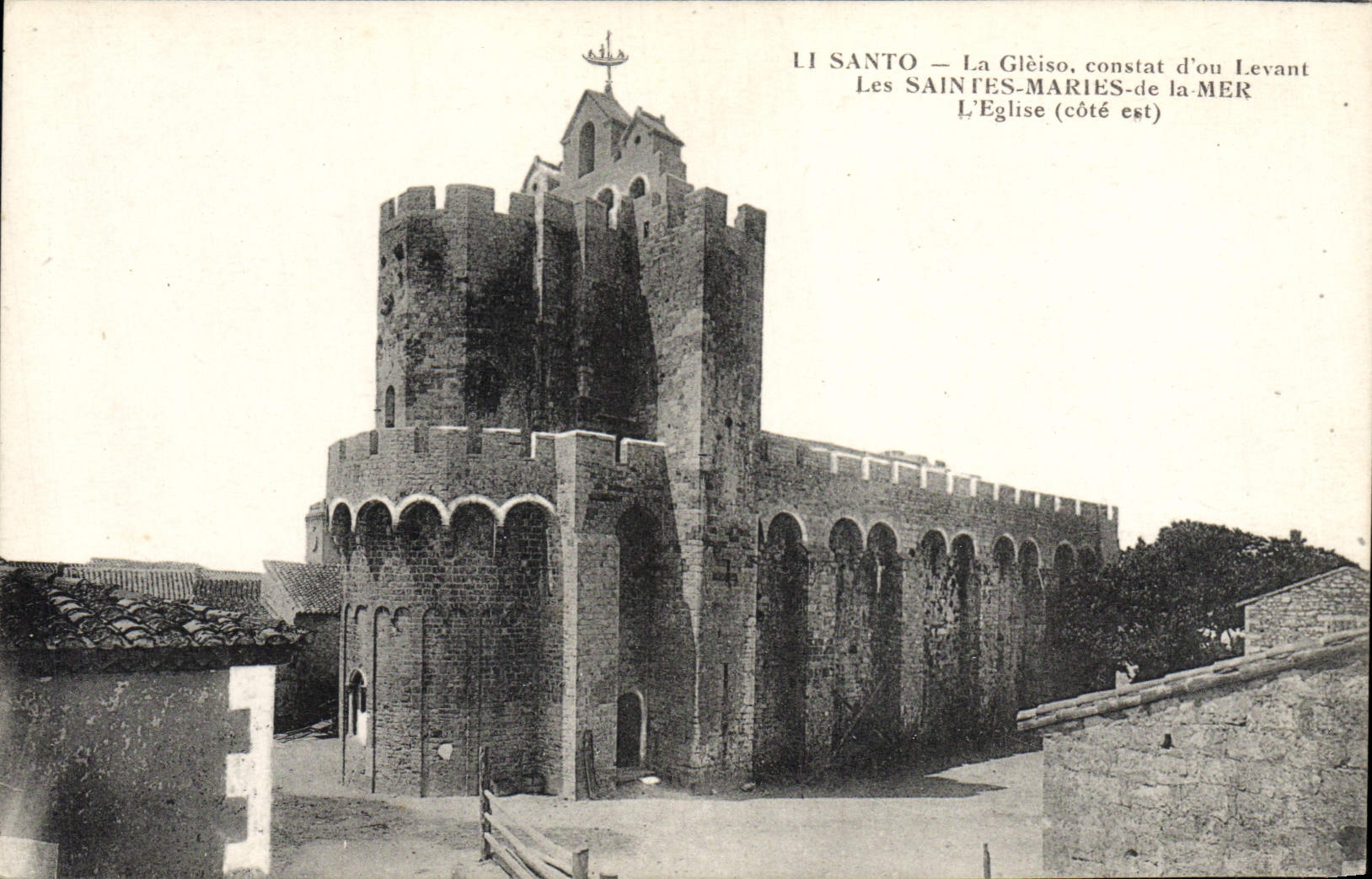 CPA Les Saintes Maries de la Mer L'eglise 