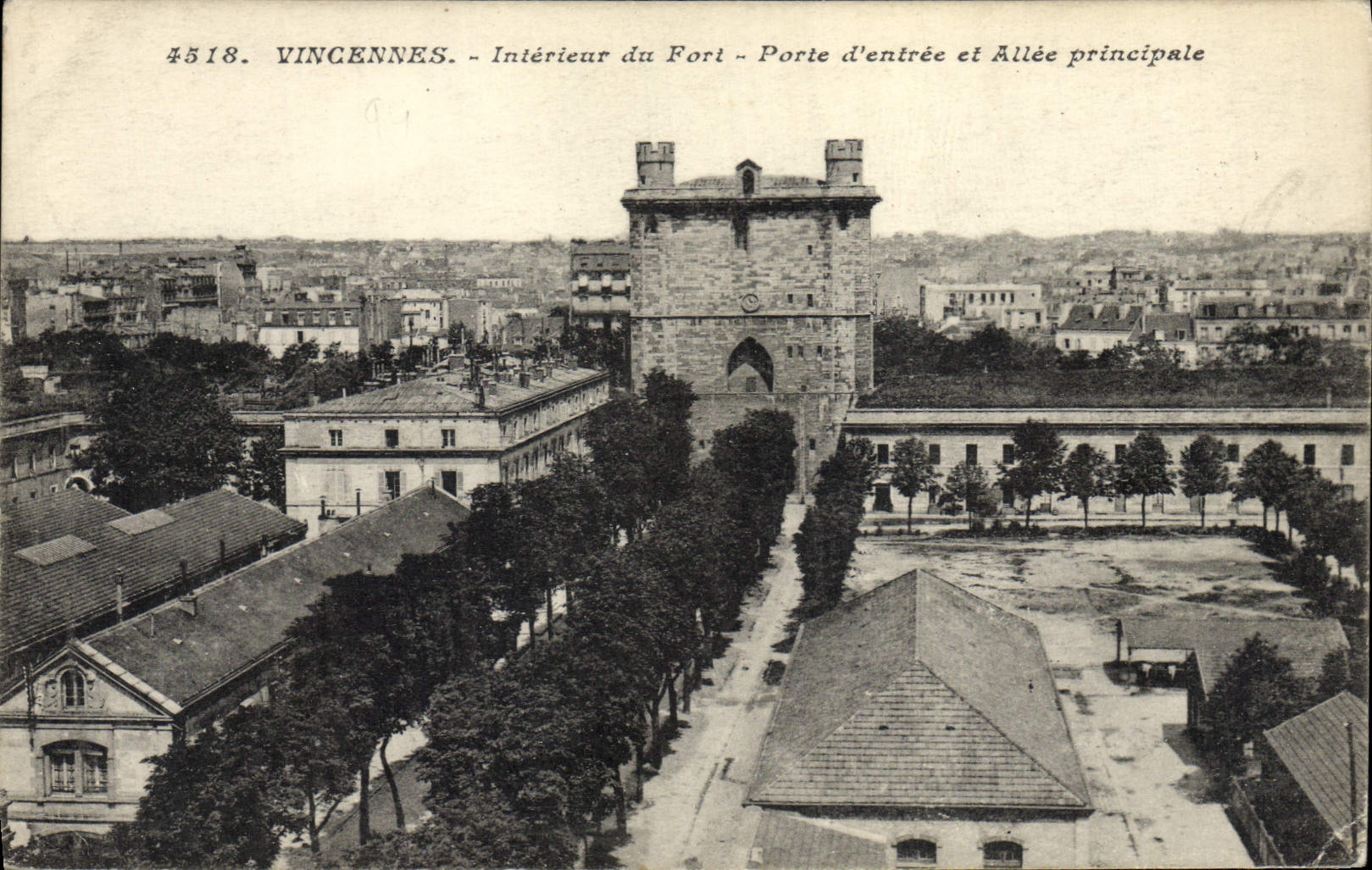 CPA Vincennes Interieur du Fort Porte d'entree et allee principale