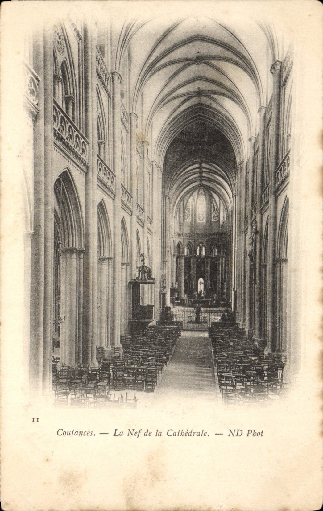 Coulances — La Nef de la Cathédrale — ND Pbot