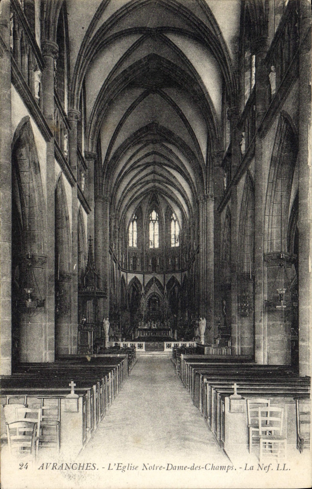 CPA Avranches L'Eglise Notre Dame des Champs La nef