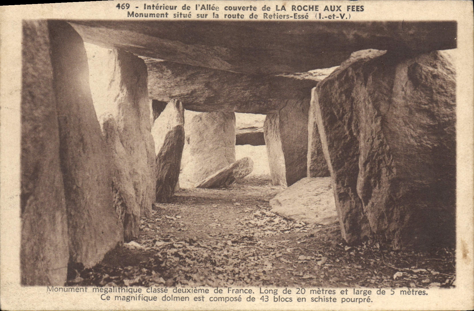 Intérieur de l'Allée couverte de LA ROCHE AUX FÉES — Monument mégalithique classé deuxième de France — Photo A. Donias, Rennes, n°469