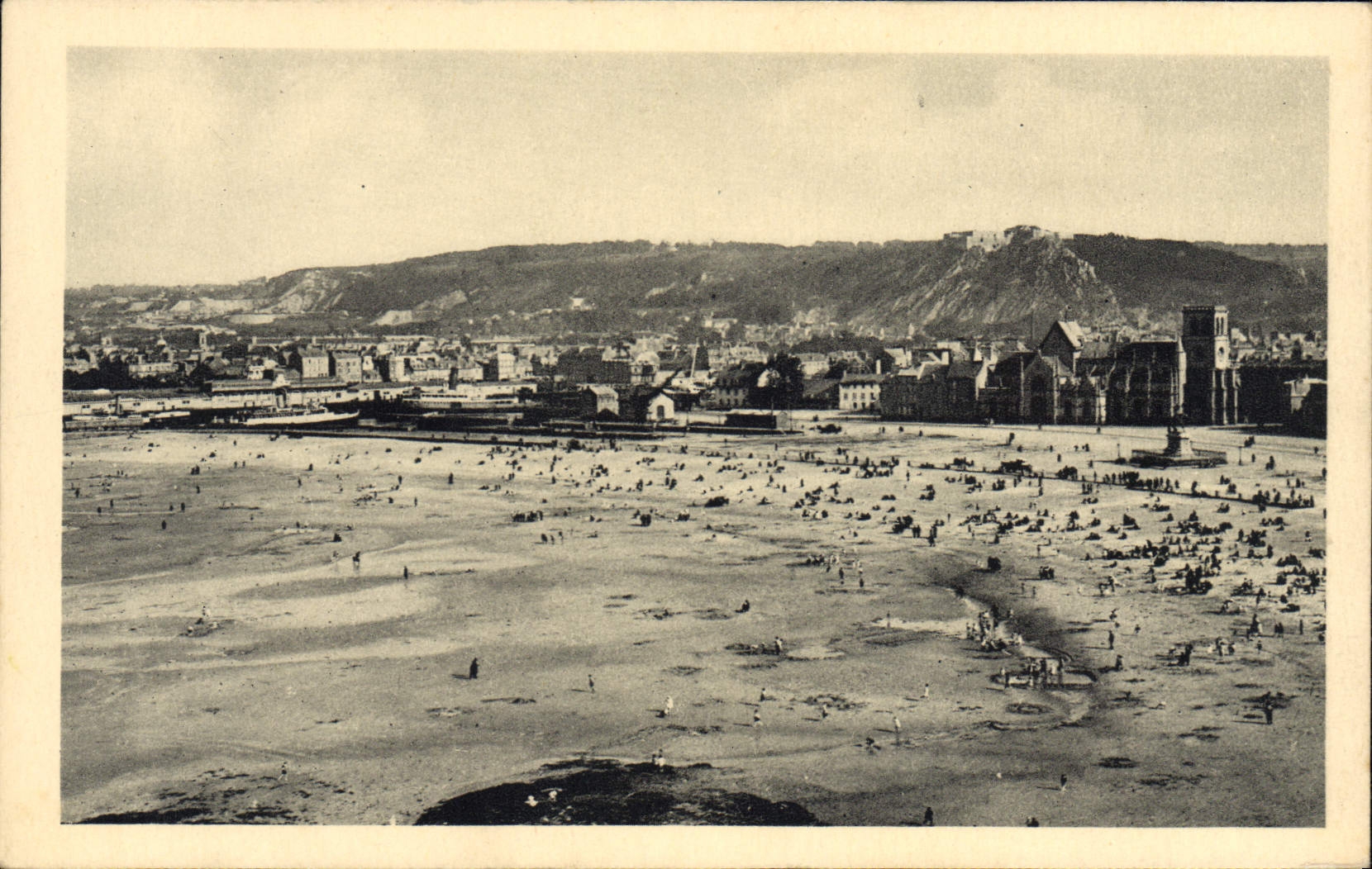 Cherbourg — La Nouvelle Plage, l'Église de la Trinité et la Montagne du Roule