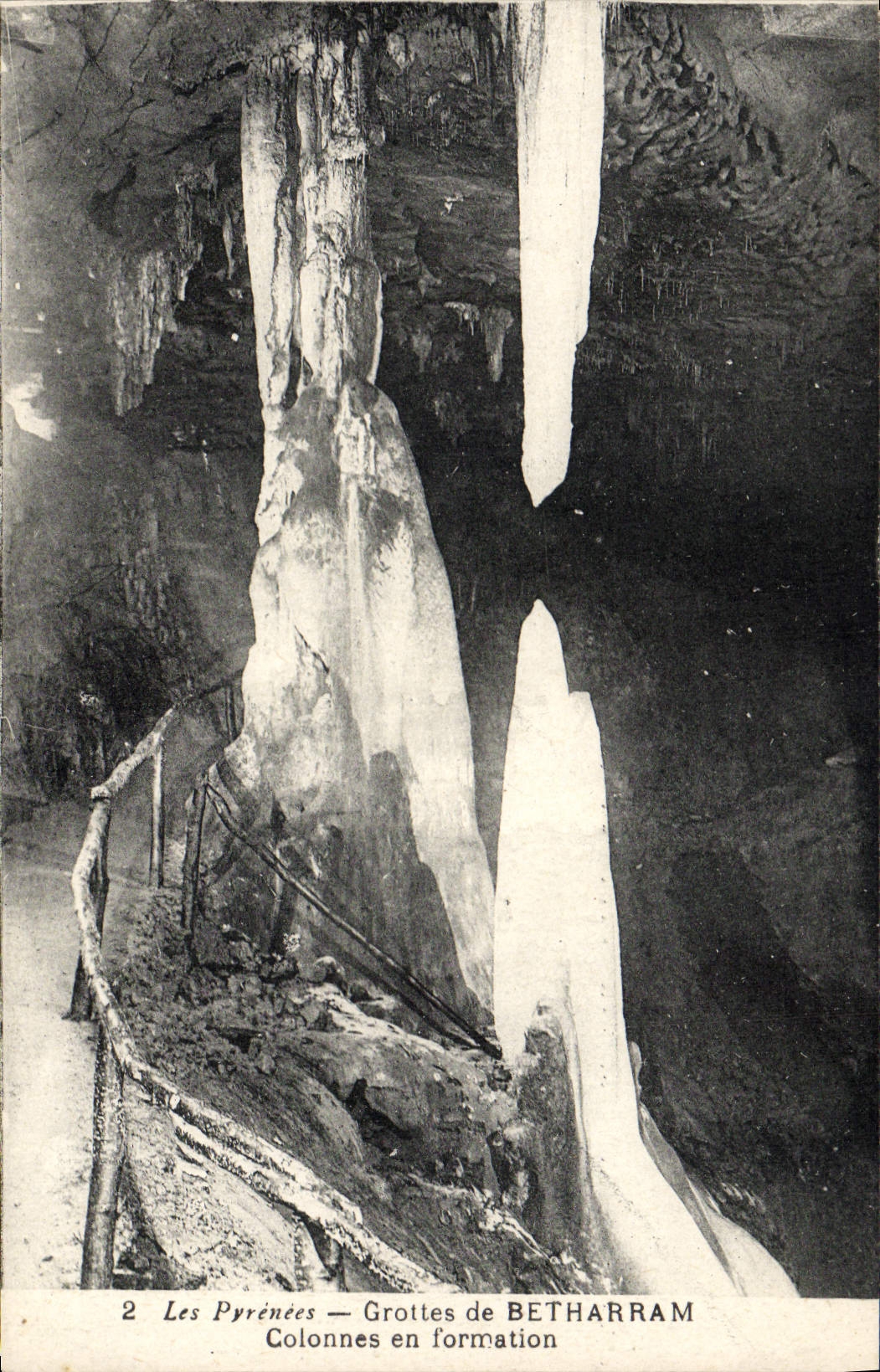 CPA Betharram Les Pyrenees Grottes Colonnes en formation