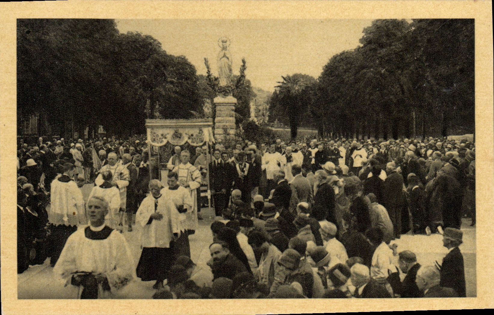CPA Lourdes Procession du Tres Saint Sacrement sur l'esplanade