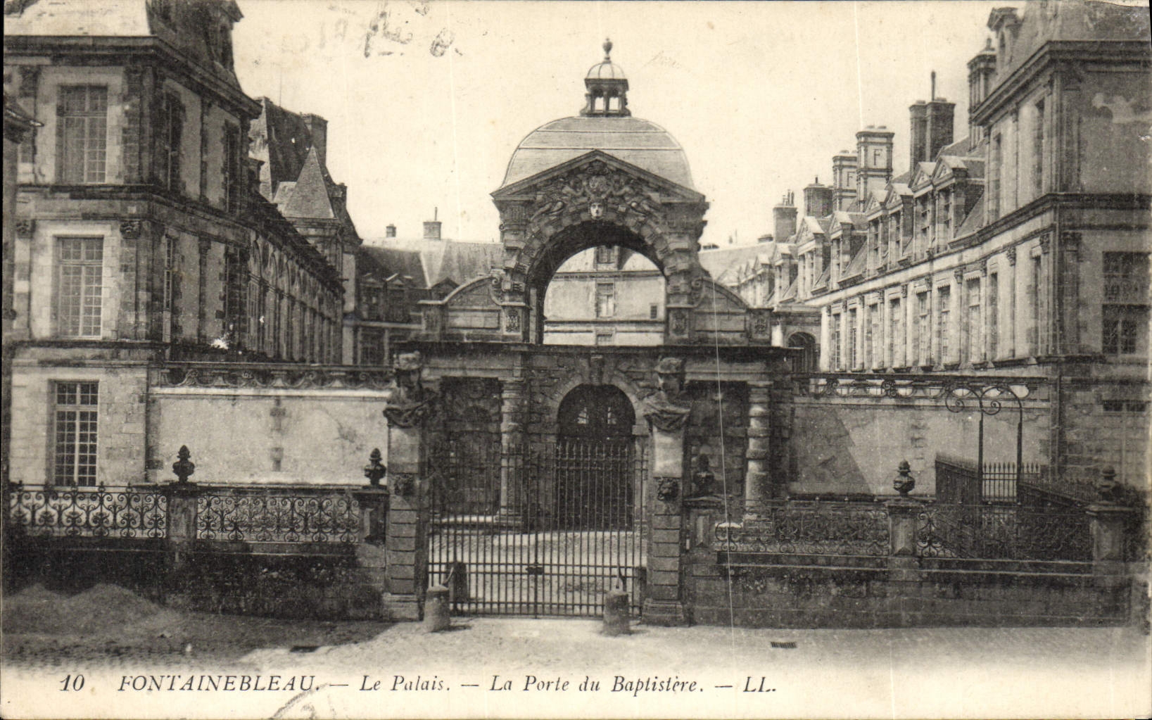 CPA Fontainebleau Le Palais La Porte du Bapistere