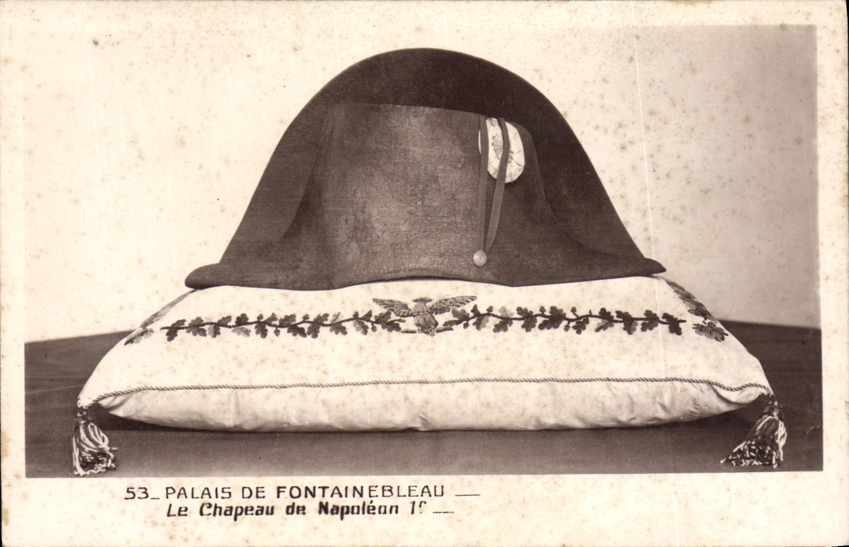 CPA Palais de Fontainebleau Le Chapeau de Napoleon 1er