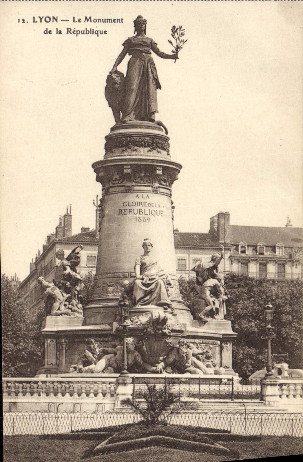 CPA Lyon Le Monument de la Republique 