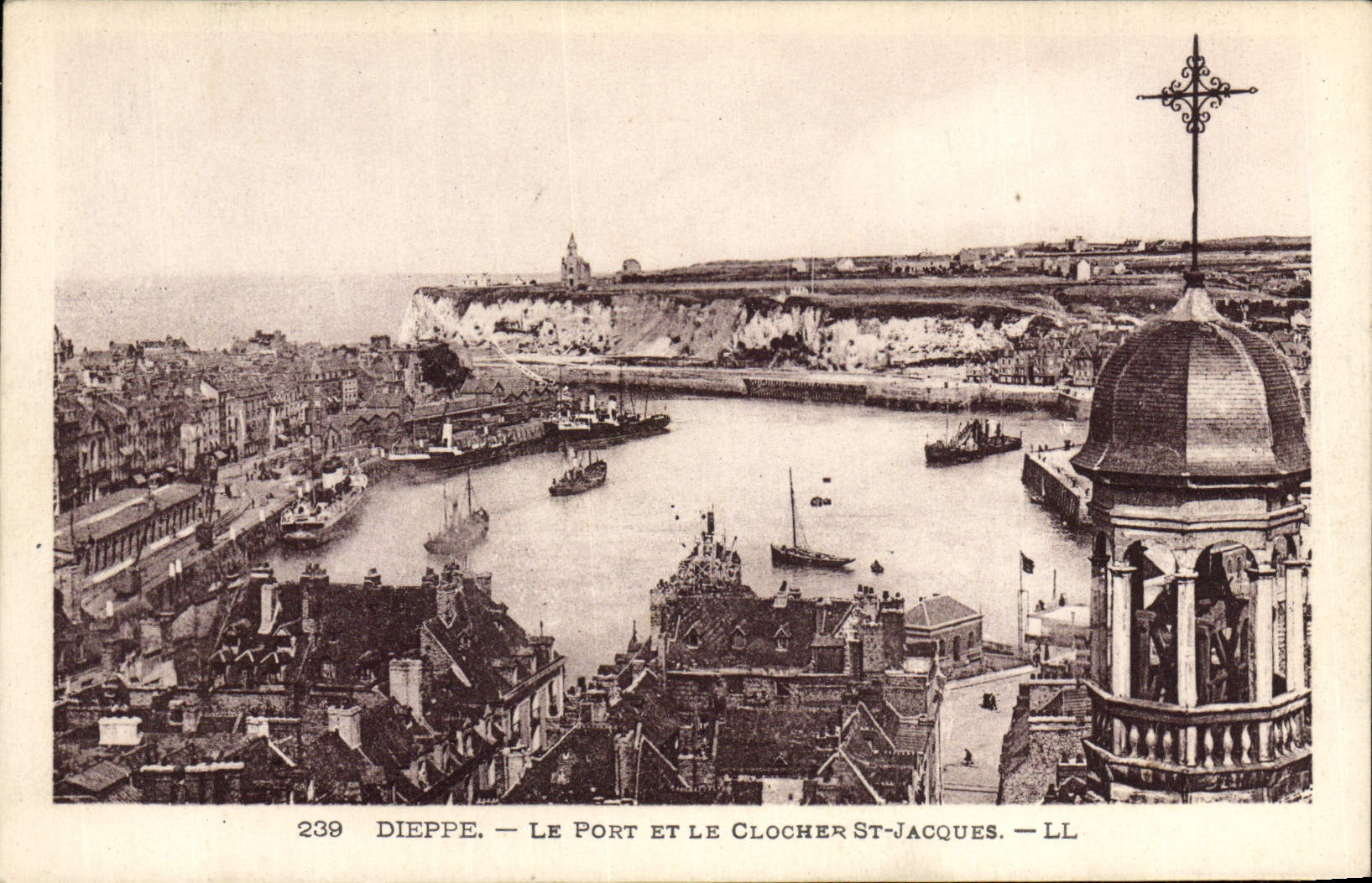 CPA Dieppe Le Port et le Clocher St Jacques 