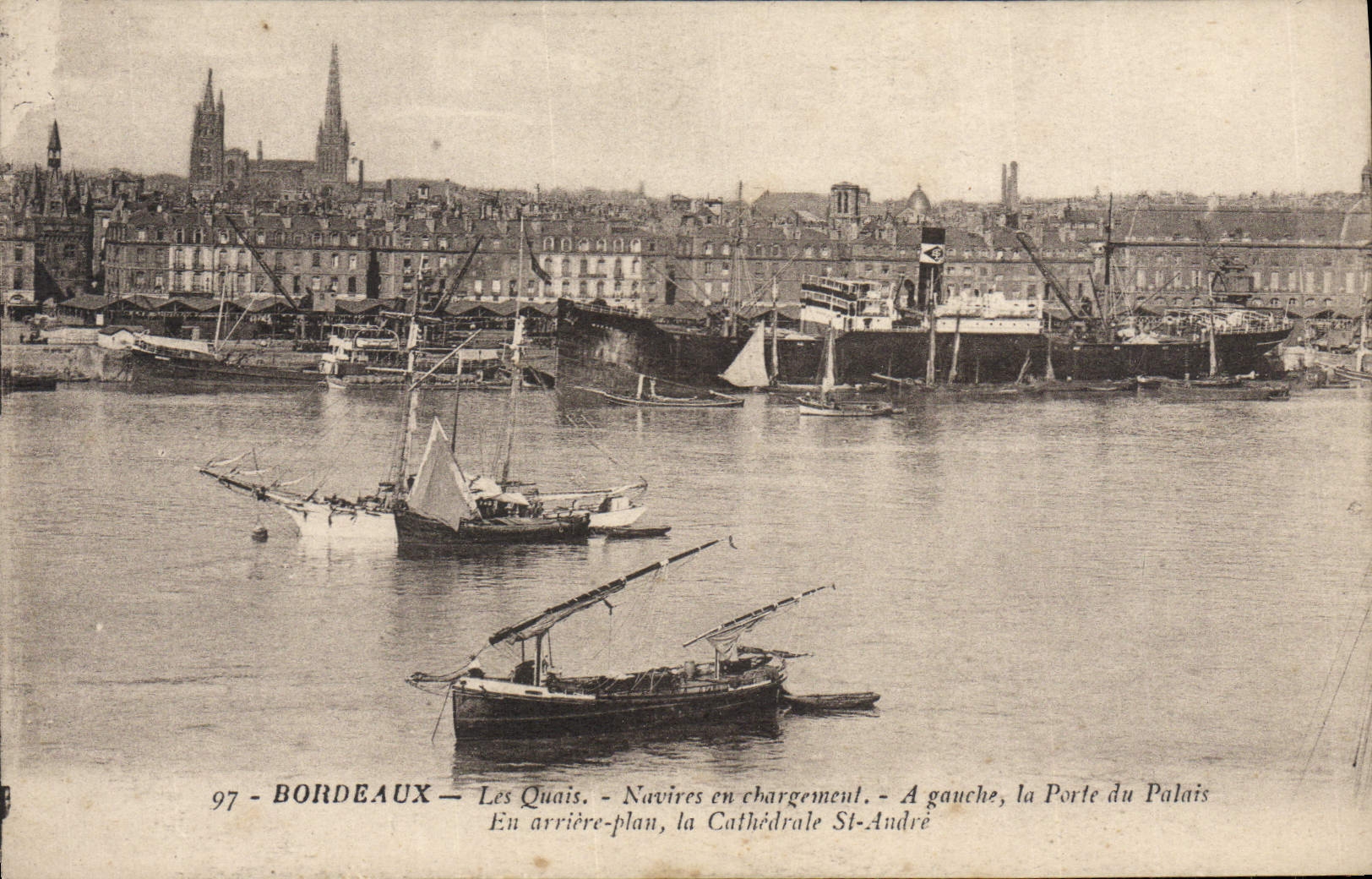 CPA Bordeaux Les Quais Navires en chargement Porte du Palais Cathedrale Saint Andre Bateaux 