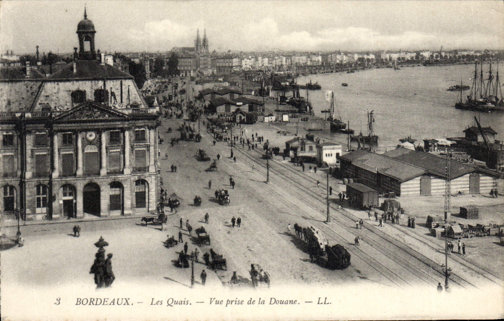 CPA Bordeaux Les Quais Vue prise de la Douane Bateaux