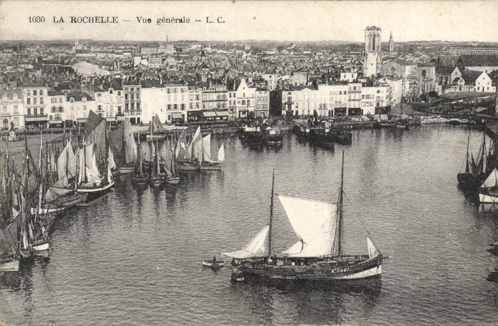 CPA La Rochelle Vue generale Bateaux