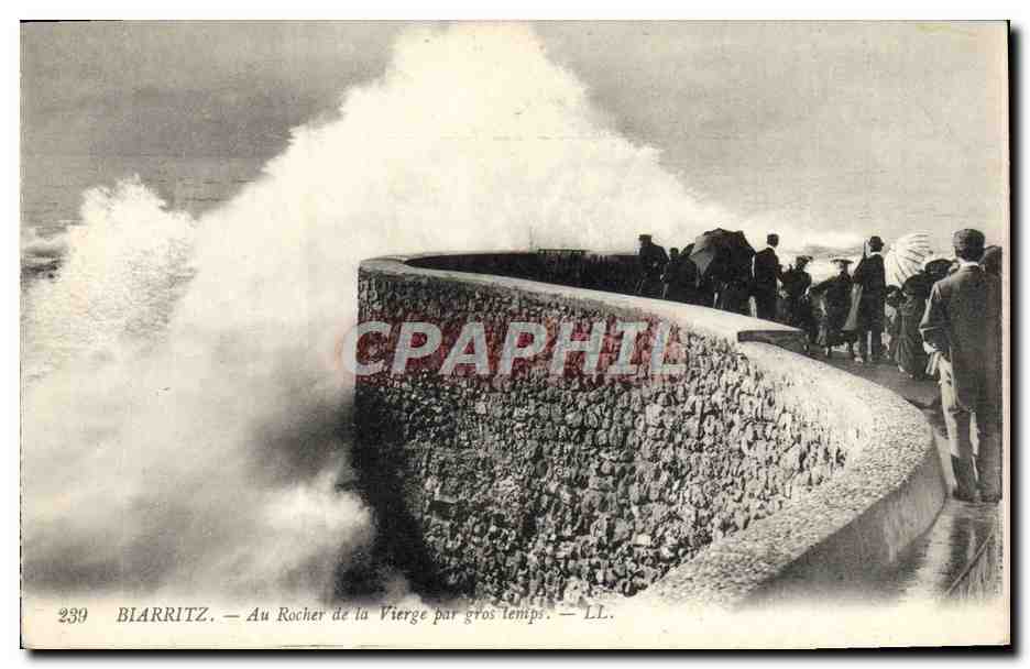 CPA Biarritz Au Rocher de la Vierge par gros temps 