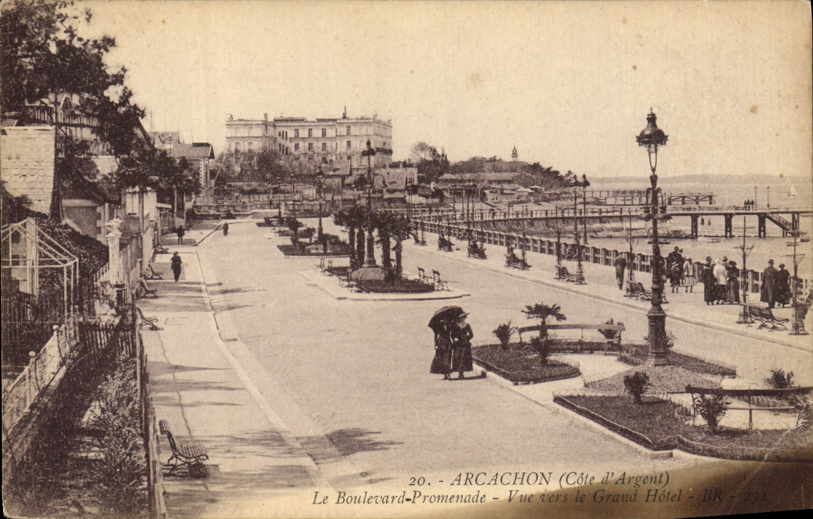 Arcachon (Côte d'Argent) — Le Boulevard-Promenade — Vue vers le Grand Hôtel — BR - 231