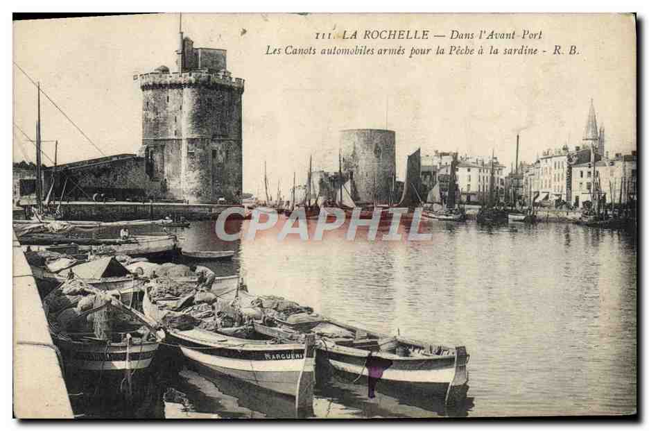 CPA La Rochelle Dans l'Avant Port Bateaux Marguerite 