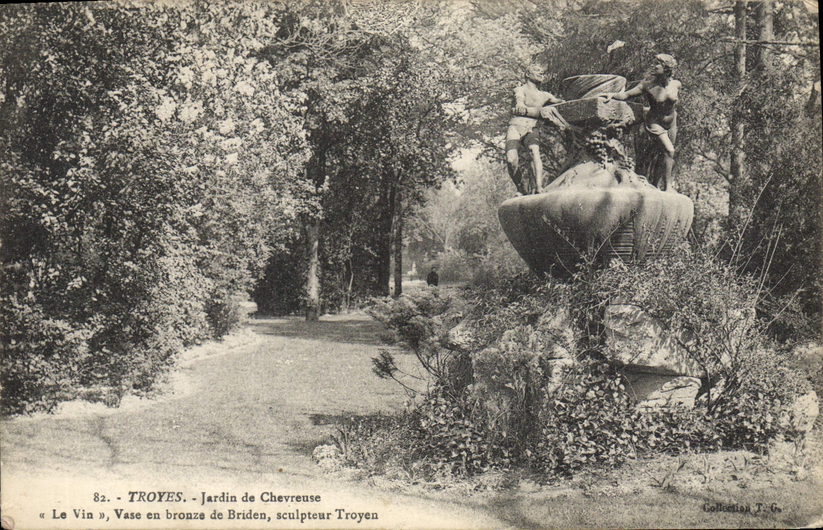 Jardin de Chevreuse - « Le Vin », Vase en bronze de Briden, sculpteur Troyen
