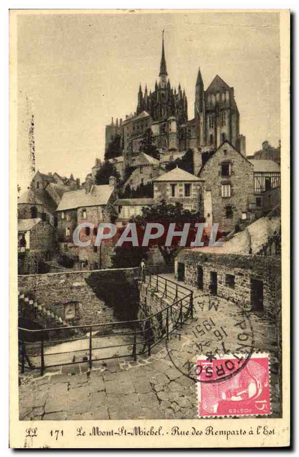 CPA Le Mont St Michel Rue des remparts a l'Est