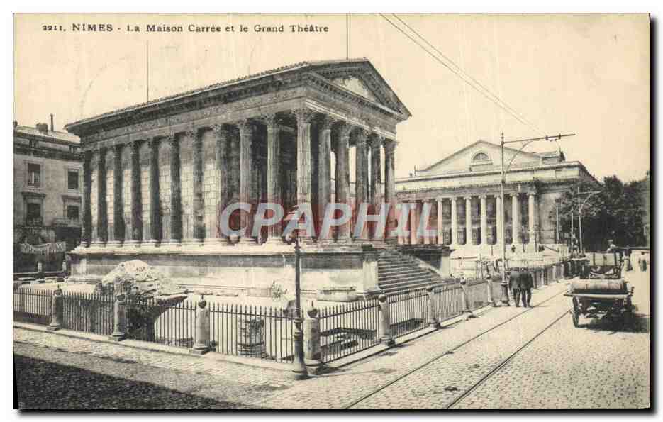 CPA Nimes La Maison Carree et le Grand Theatre 