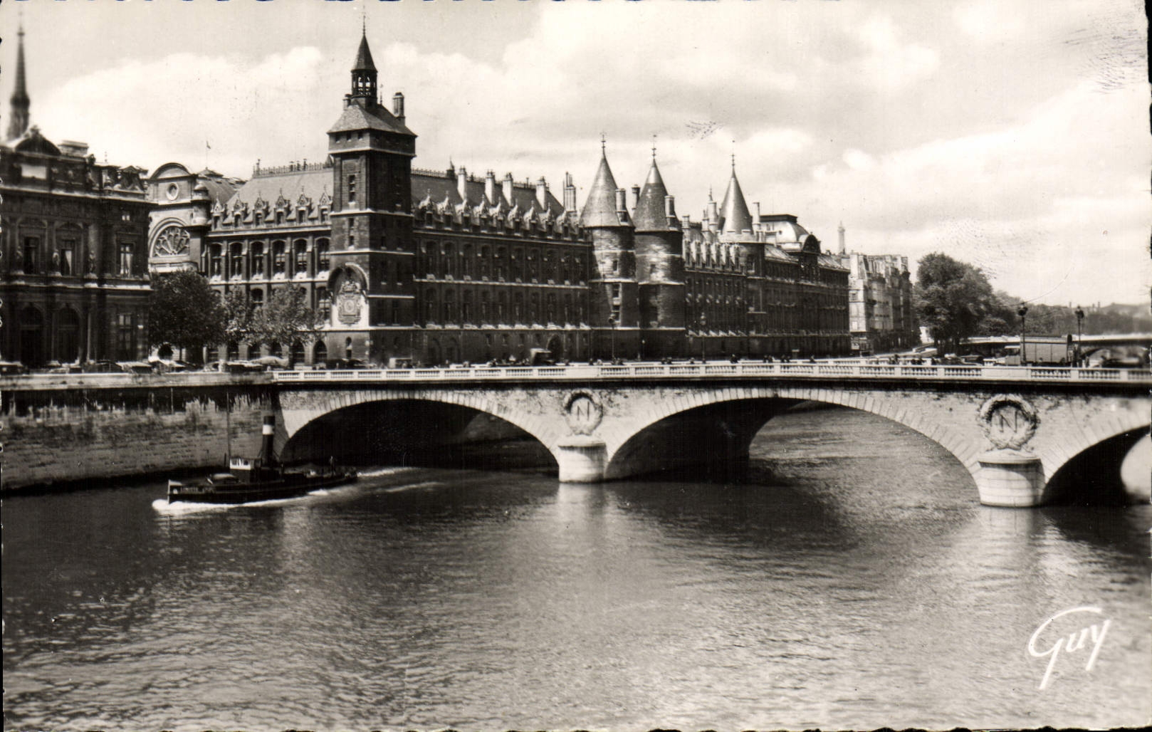 CPM Paris La Seine au pont au change et le palais de justice Conciergerie