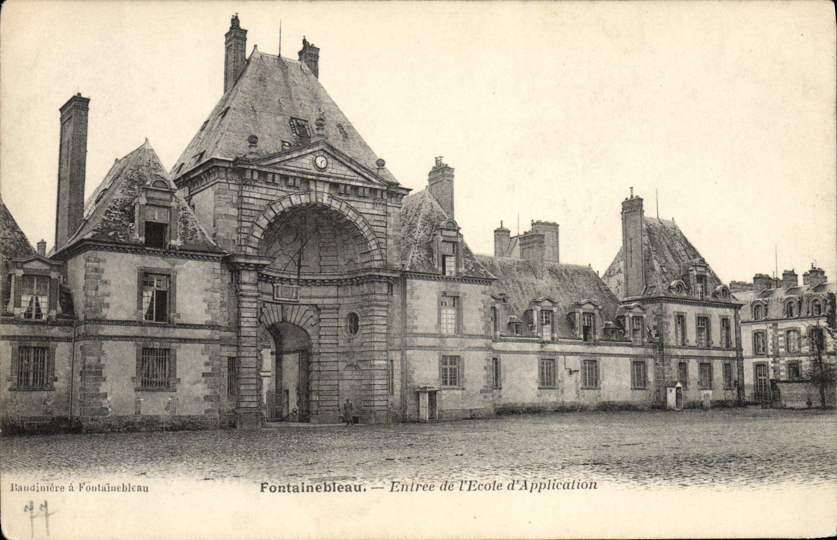 Fontainebleau — Entrada de la Escuela de Aplicación — Baudinière en Fontainebleau - Anverso