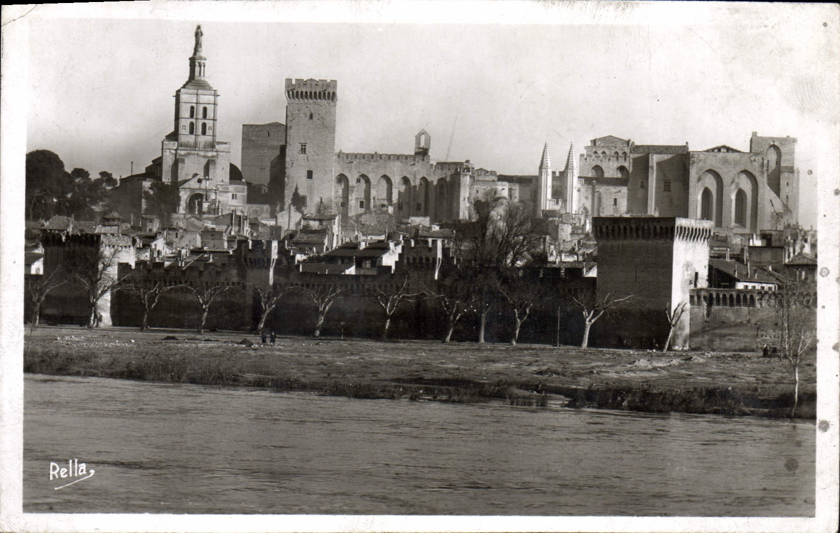 Avignon — Palais des Papes et Notre-Dame des Doms vus des bords du Rhône — Rella