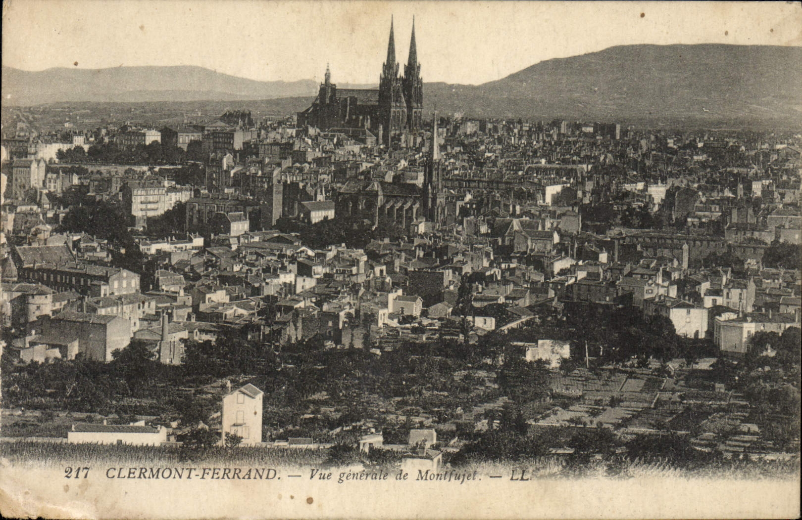 CPA Clermont Ferrand Vue generale de Montfujet