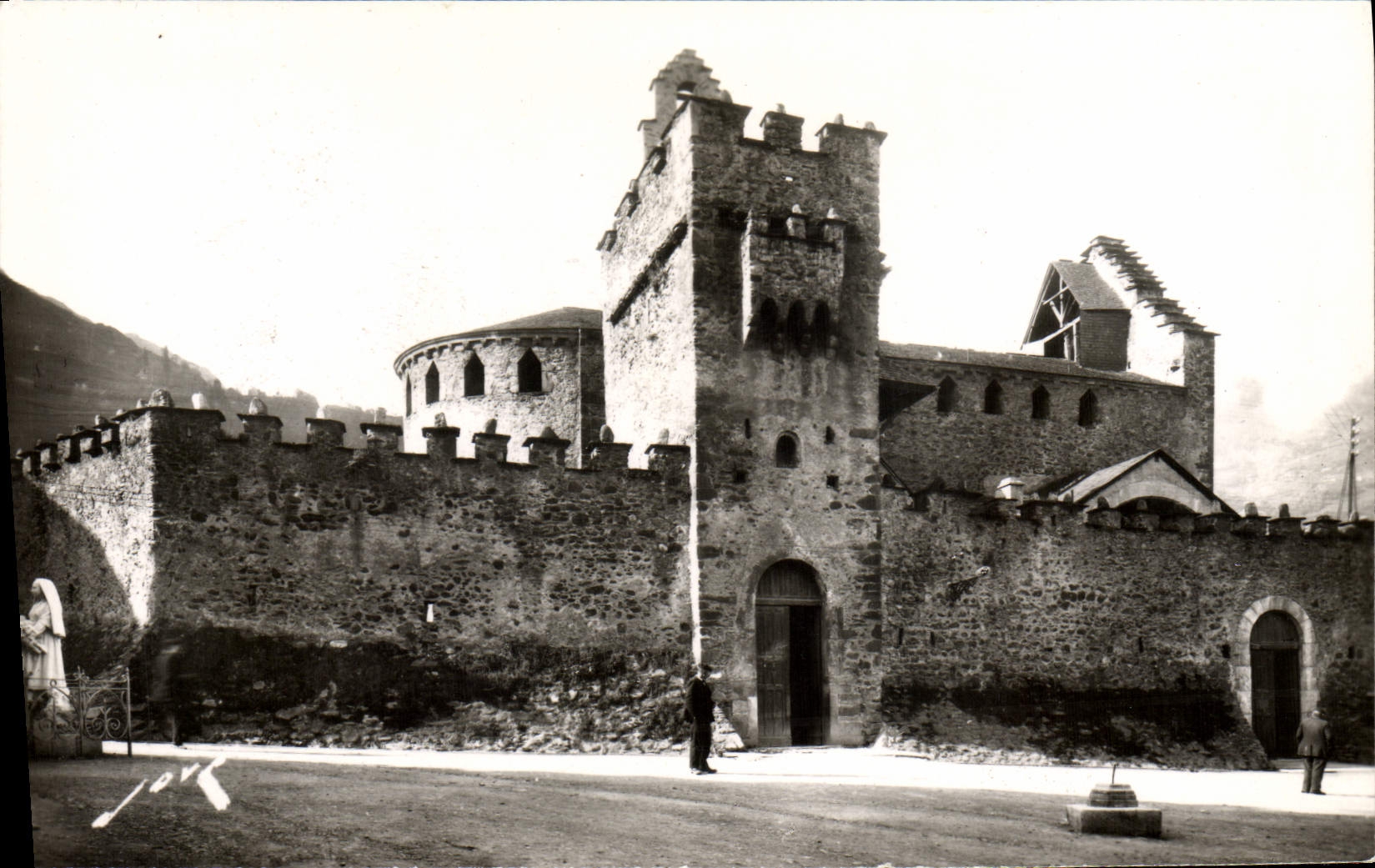 Luz-Saint-Sauveur — L'Église fortifiée des Templiers (XIe siècle) — Éditions JOVÉ, Pau