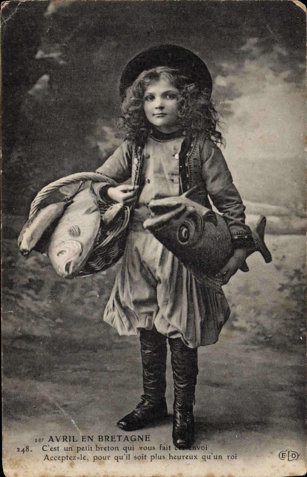 CPA Avril En Bretagne Enfant Poissons Folklore 