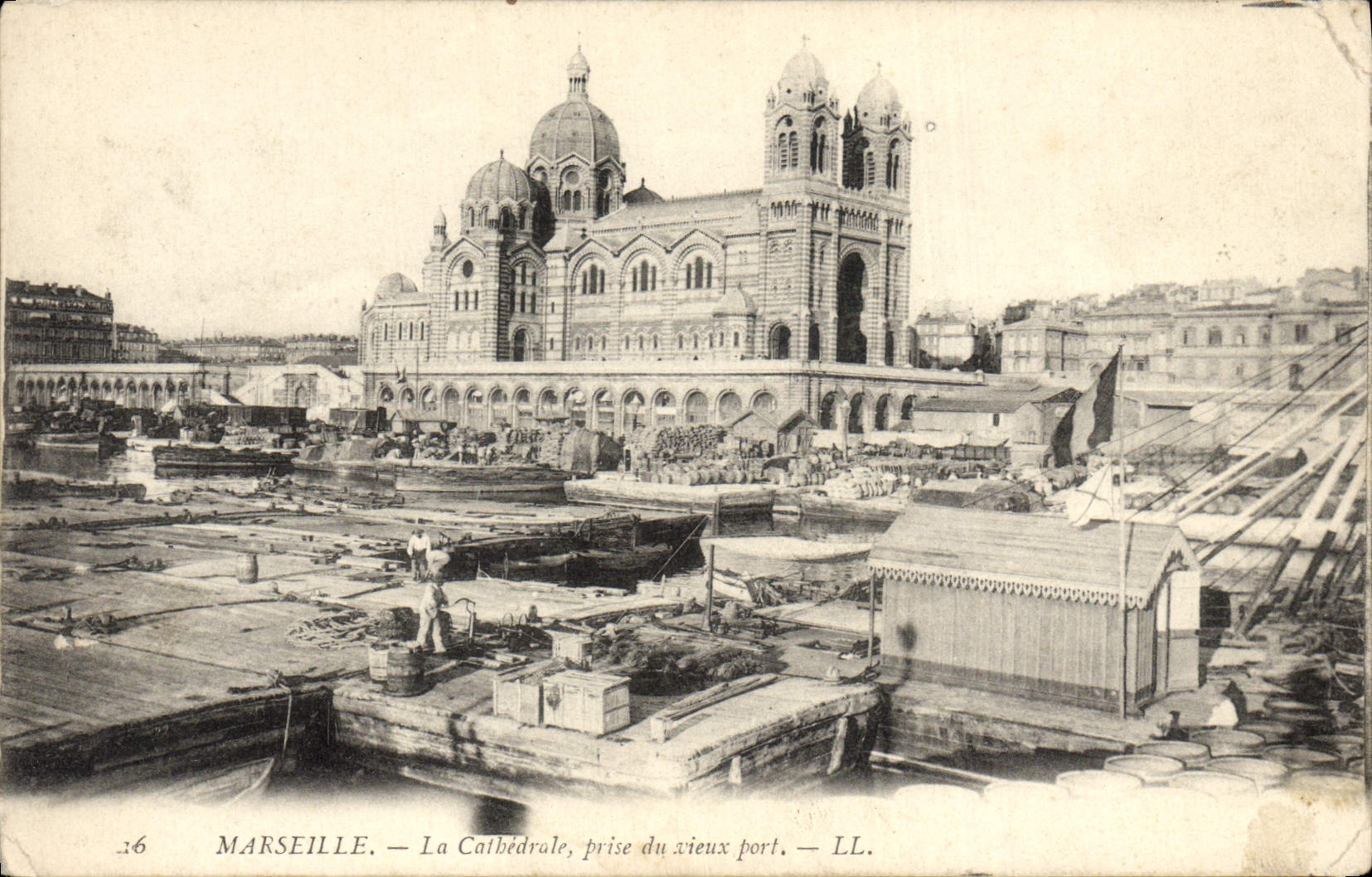 CPA Marseille La Cathedrale Prise du vieux port