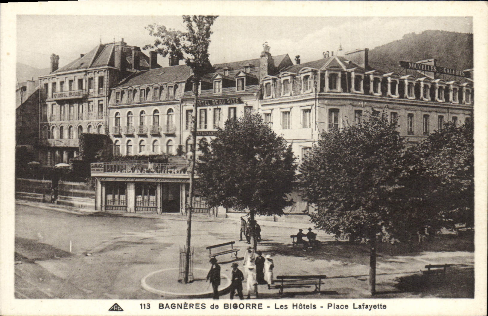 Bagnères-de-Bigorre - De Hotels - Place Lafayette — Uitgever Moderne ansichtkaart