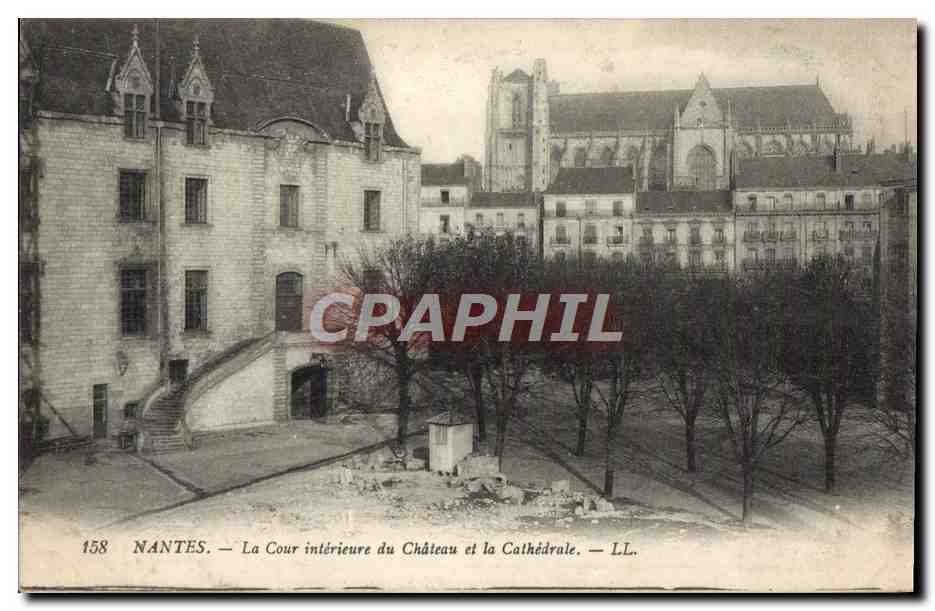 CPA Nantes La Cour Interieure du Chateau et la Cathedrale