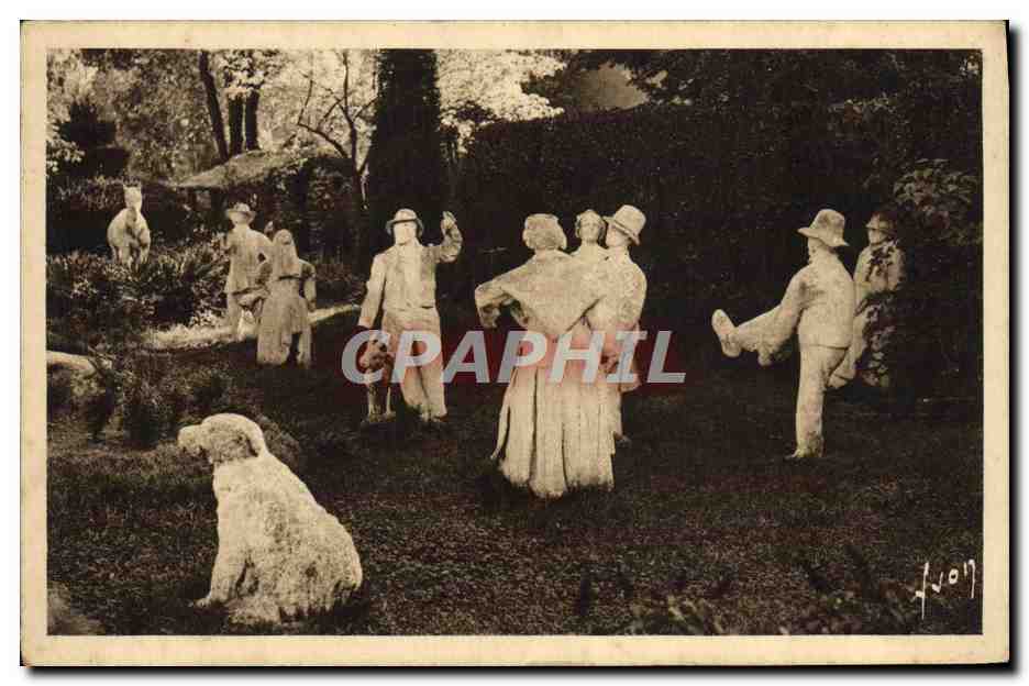 Groupe de personnes et chien dans un jardin — photographie d'art — Avon (signé) — n° 407