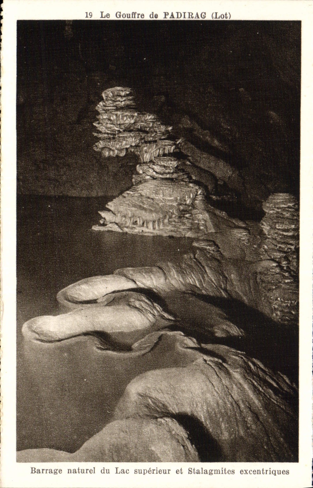 Der Gouffre de PADIRAG (Lot) — Höhle mit natürlicher Damm und exzentrischen Stalaktiten — Phototypie Hélo Frères