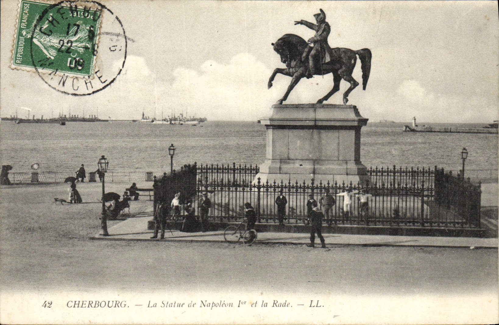 CPA Cherbourg La Statue de Napoleon 1er et la rade Bateaux 