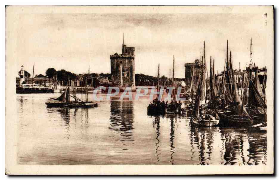 CPA La Rochelle Barques de Peche Bateaux