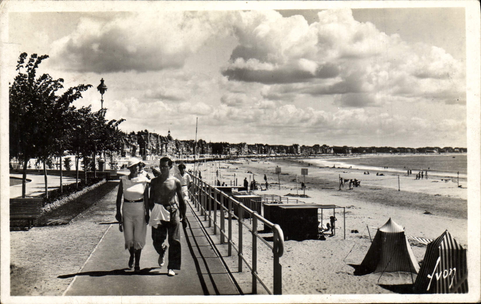 CPM La Baule Mer L'esplanade et la plage 