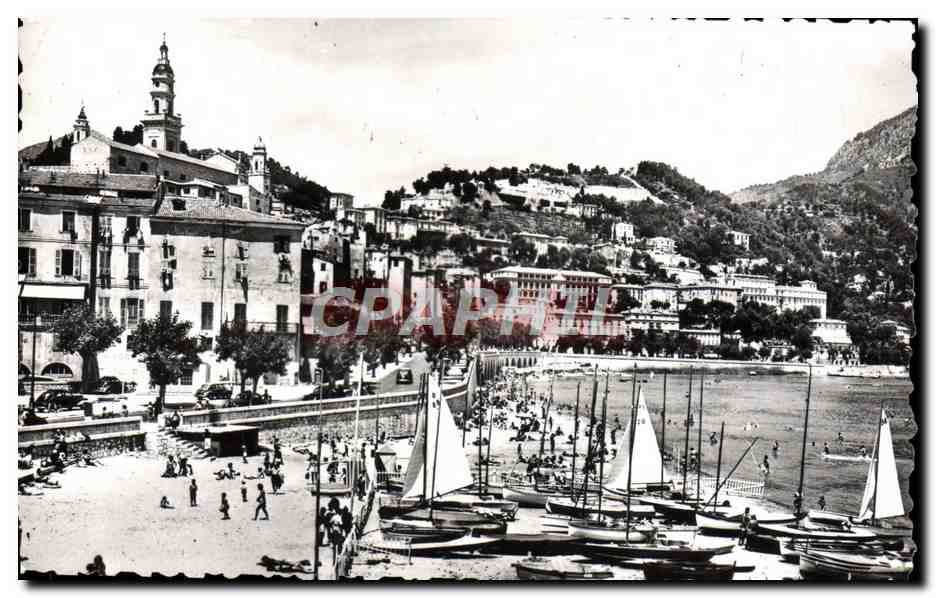 CPM Menton Un Coin du Port la Plage et la ville Bateaux
