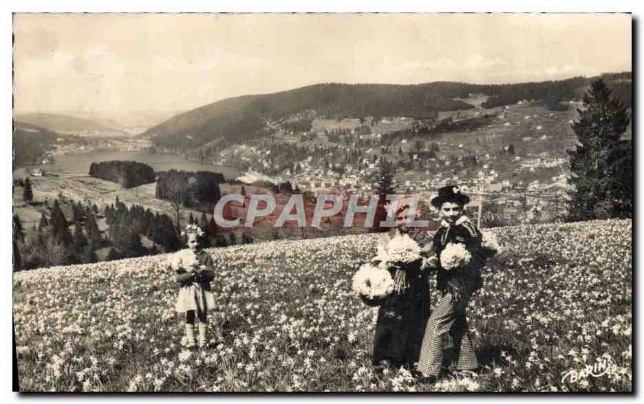 CPM Gerardmer Le lac et la ville Jeunes Costume local Folklore 