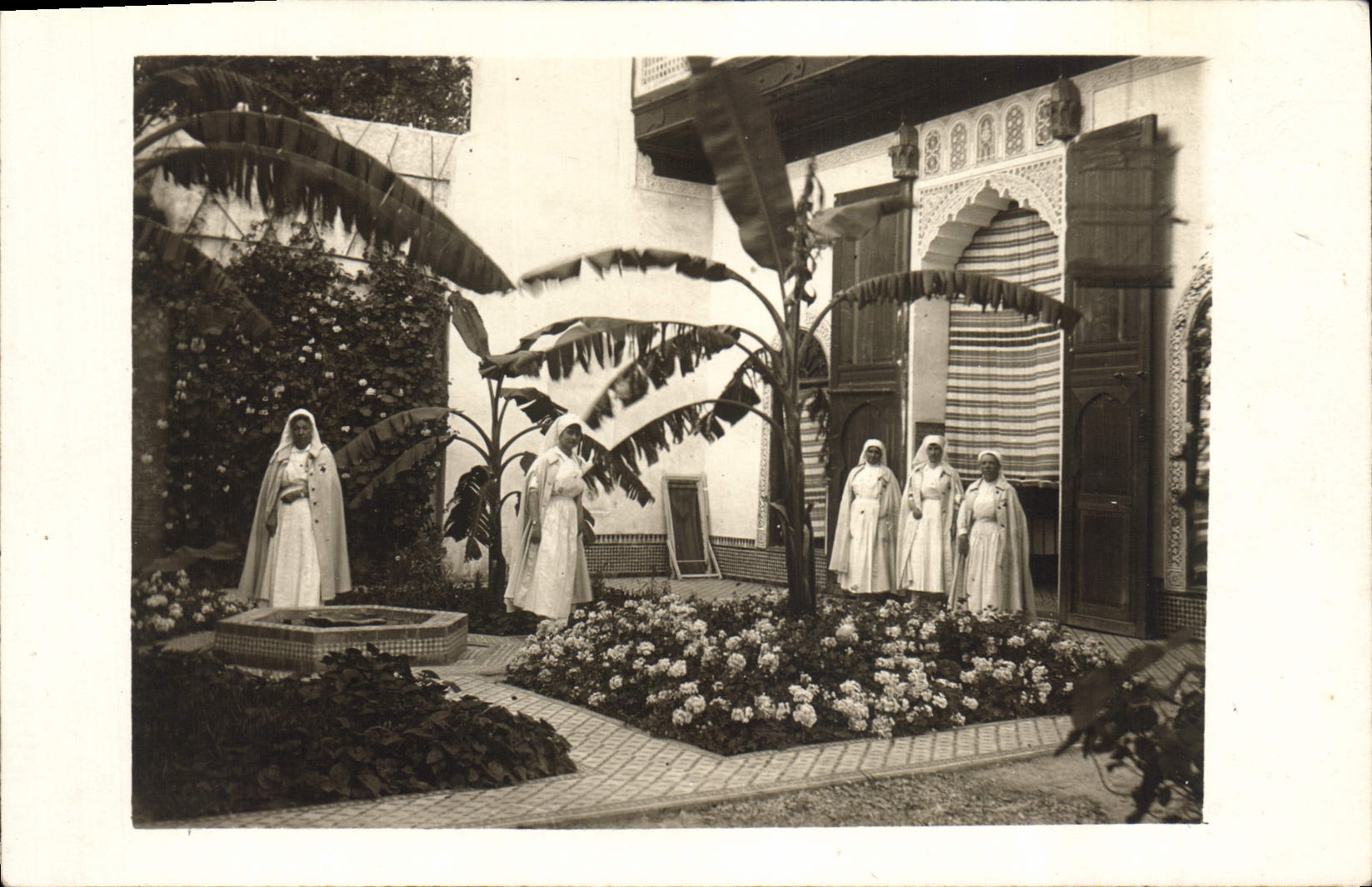 Jardin d'une maison marocaine — cinq femmes en tenue traditionnelle — R. Guillennot, Bisphar et C°, Paris