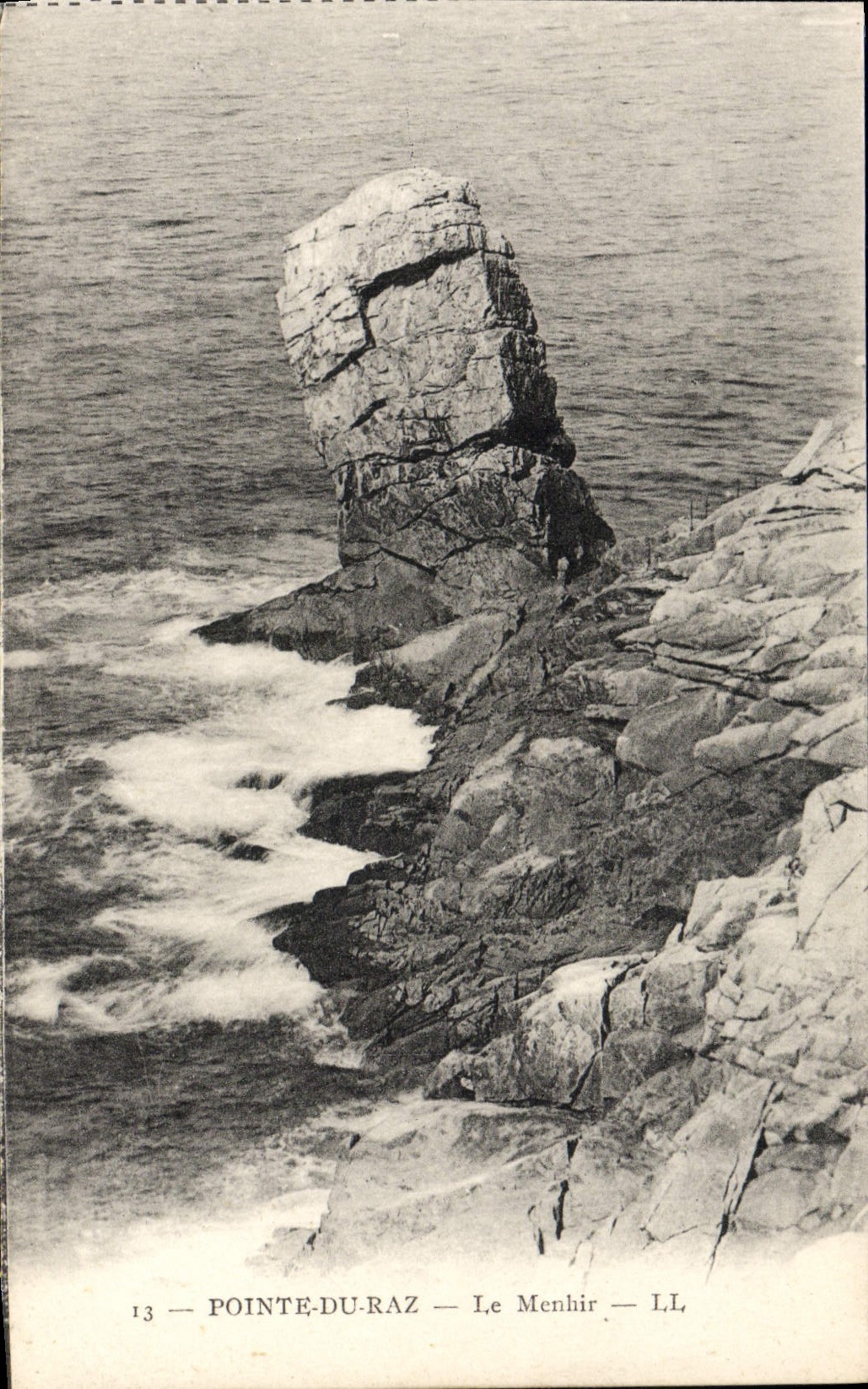 CPA Pointe Du Raz Le Menhir