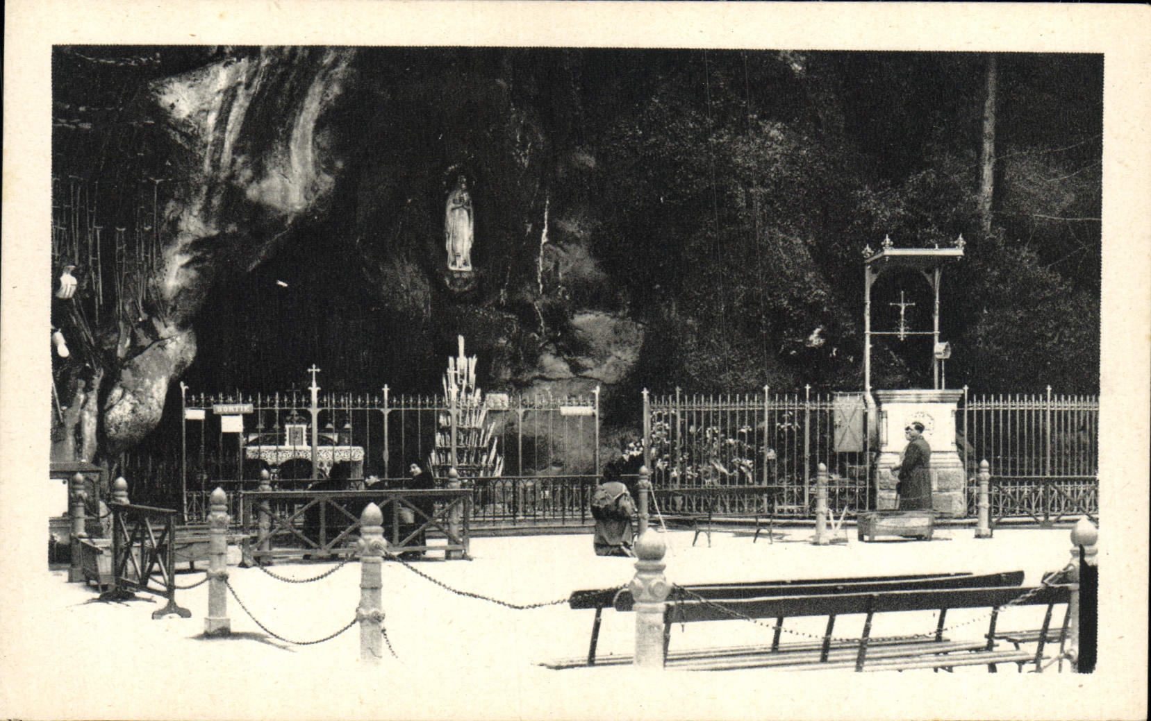 CPA Lourdes La Grotte Miraculeuse