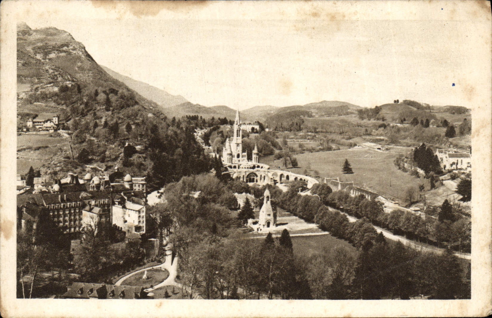 CPA Lourdes La Basilique et le Calvaire Vus du Calvaire