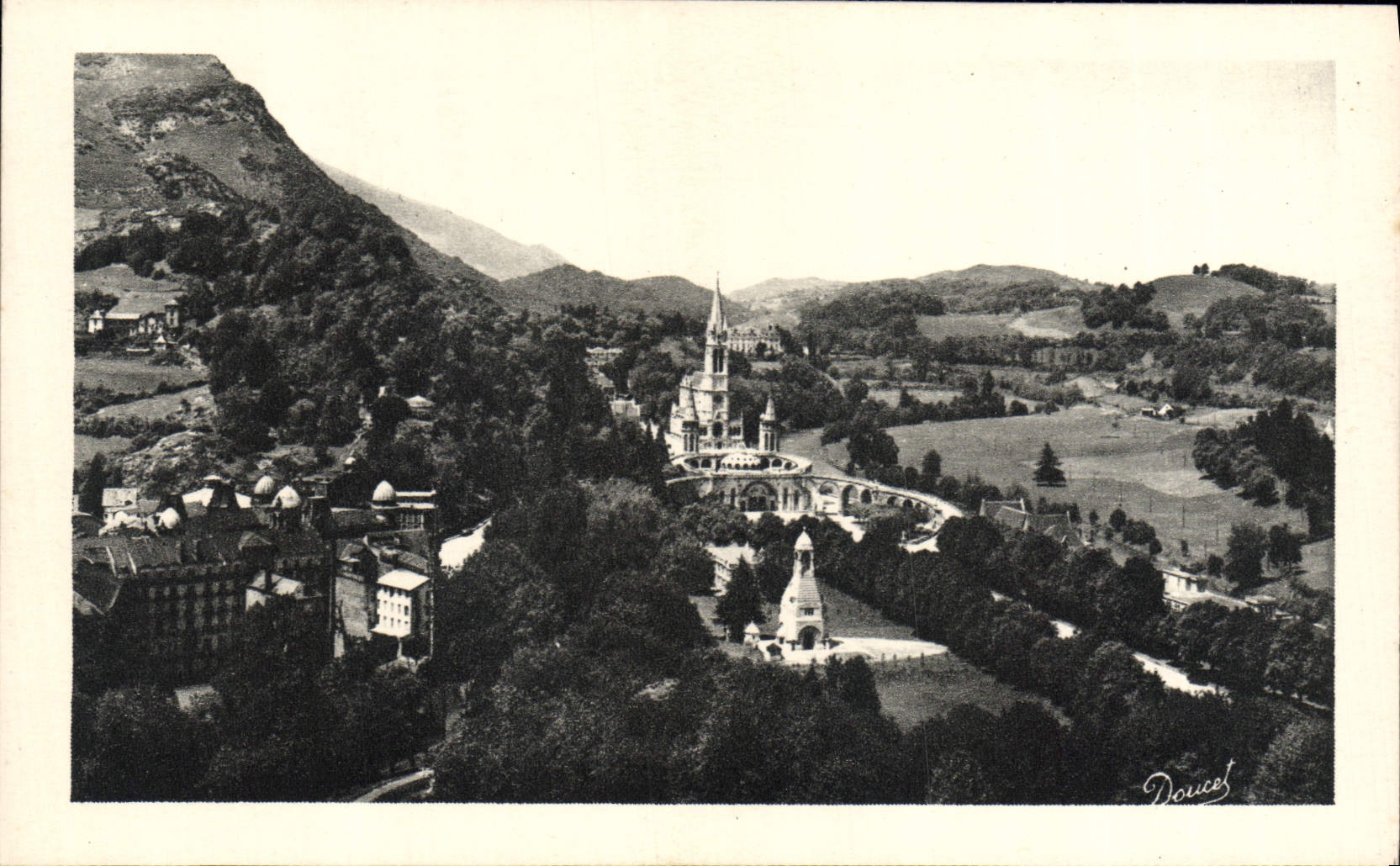 CPA Lourdes Vue D'Ensemble Sur la Basilique et le Calvaire Prise du Chateau