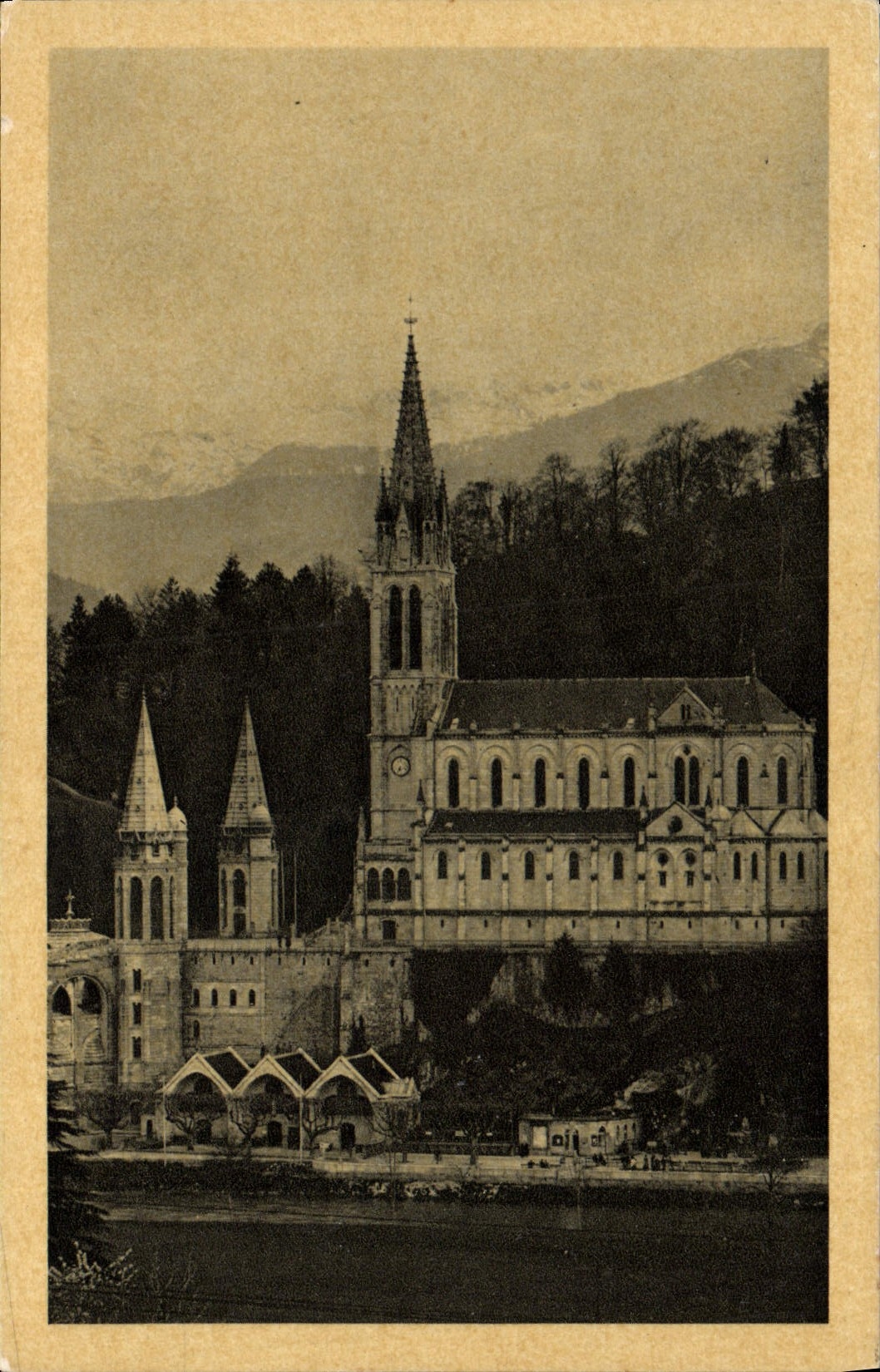 CPA Lourdes La Basilique