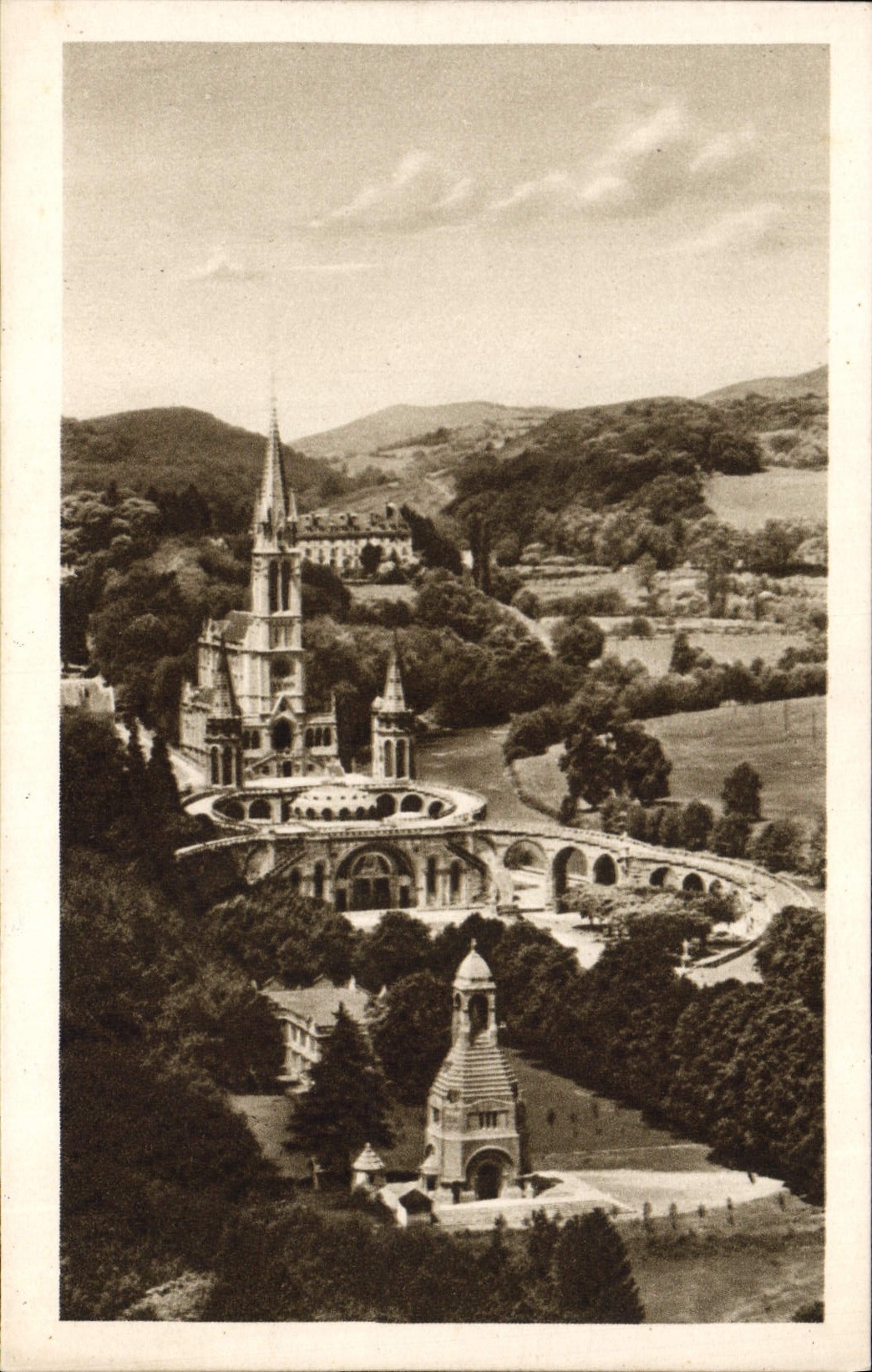CPA Lourdes La Basilique