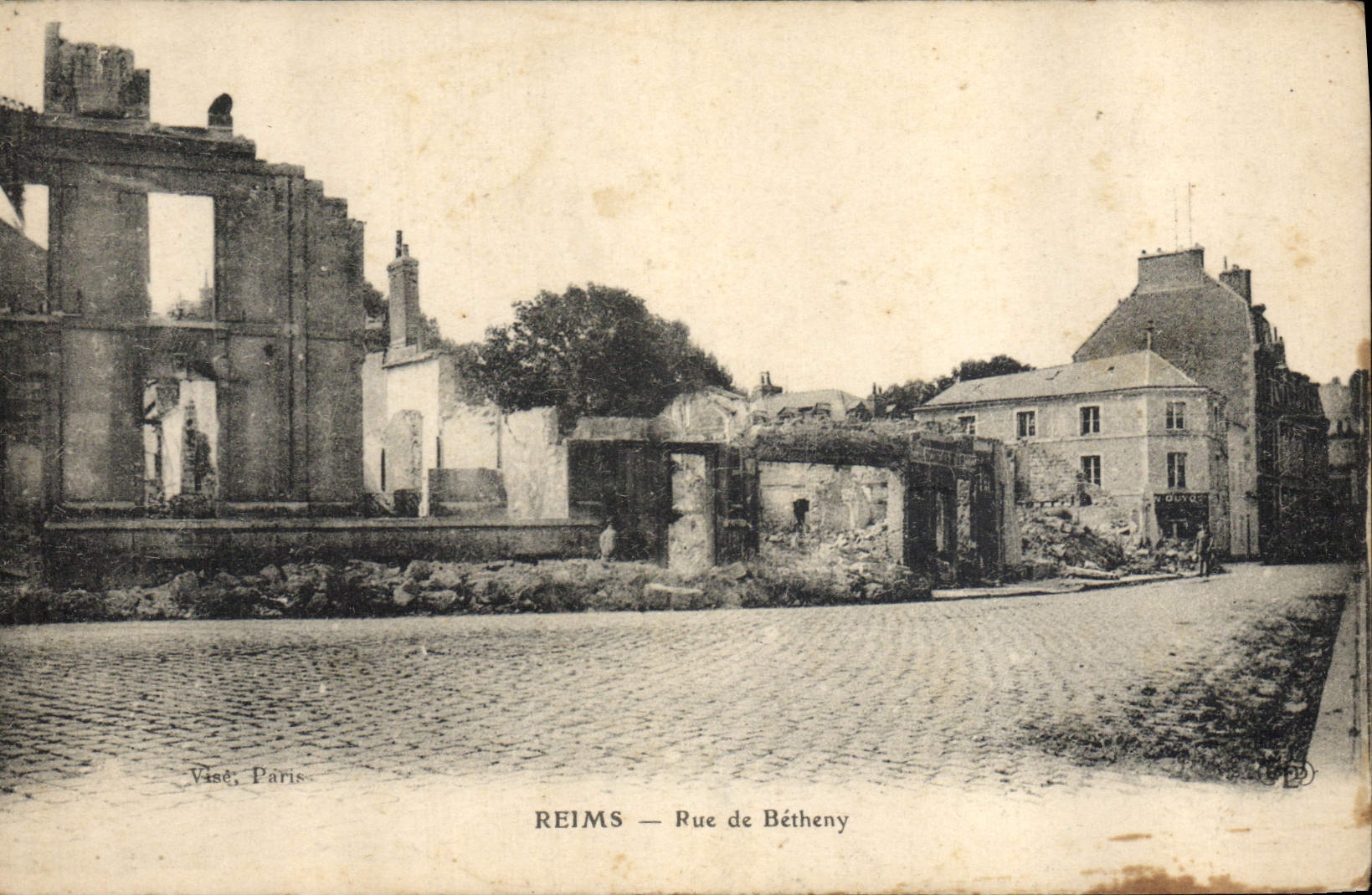 CPA Reims Rue De Betheny Militaria